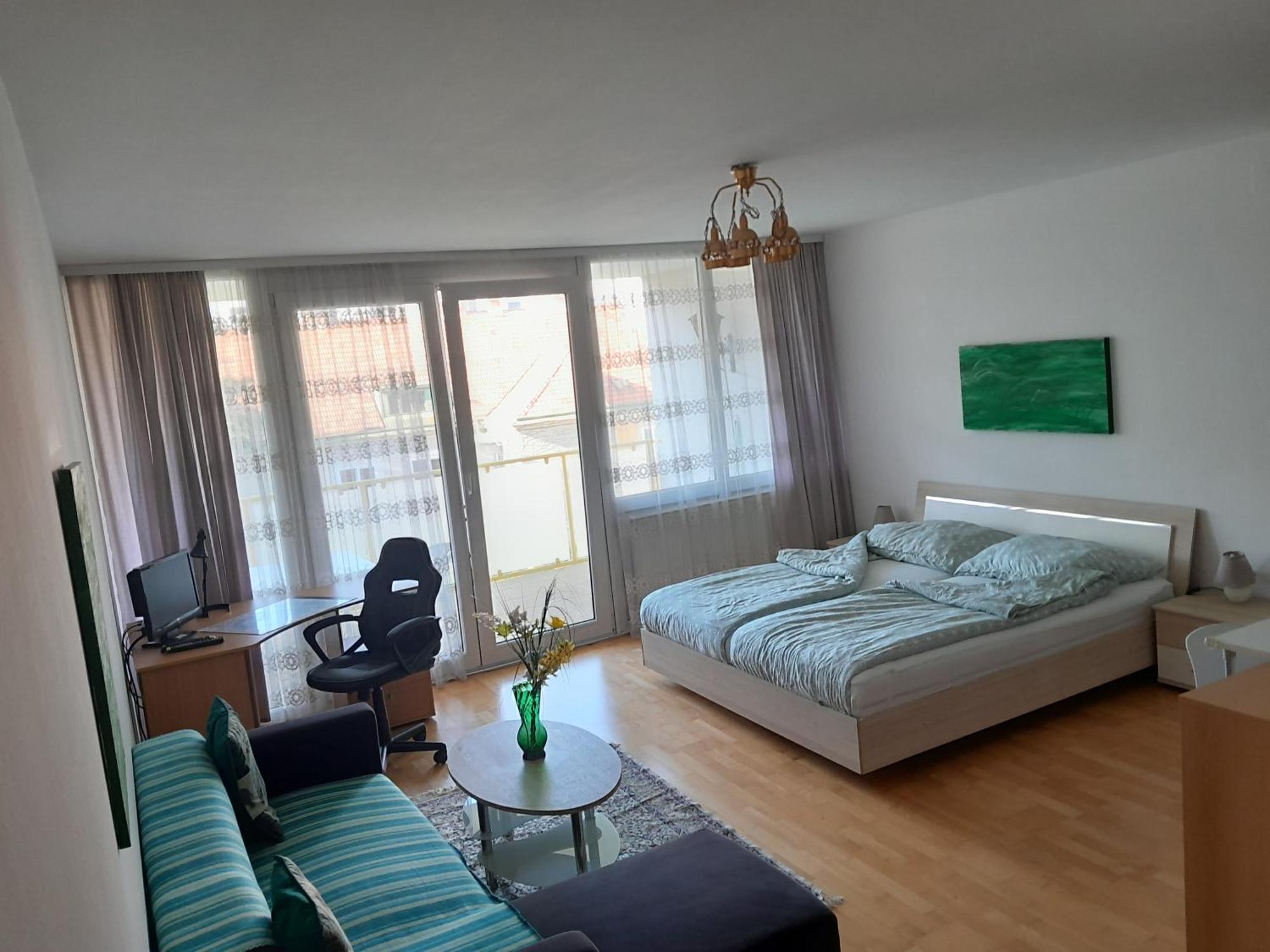 Serviced With Sunny Balcony * Wenen